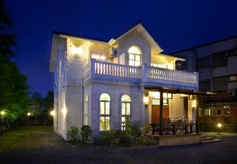 Property building, Facade/entrance, Off site, Night