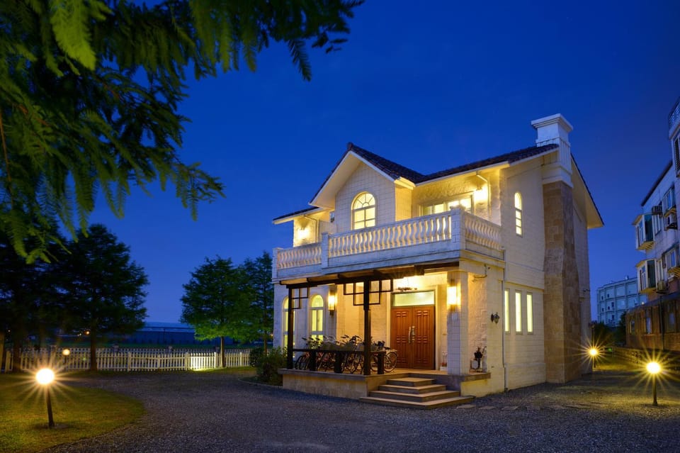 Property building, Facade/entrance, Off site, Night