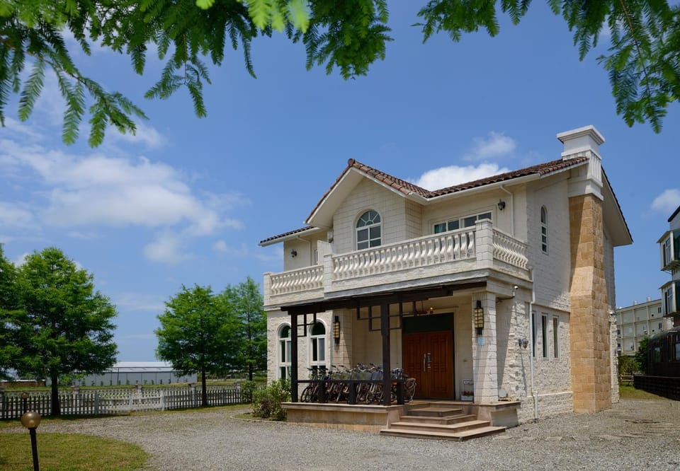 Property building, Facade/entrance, Off site, Day