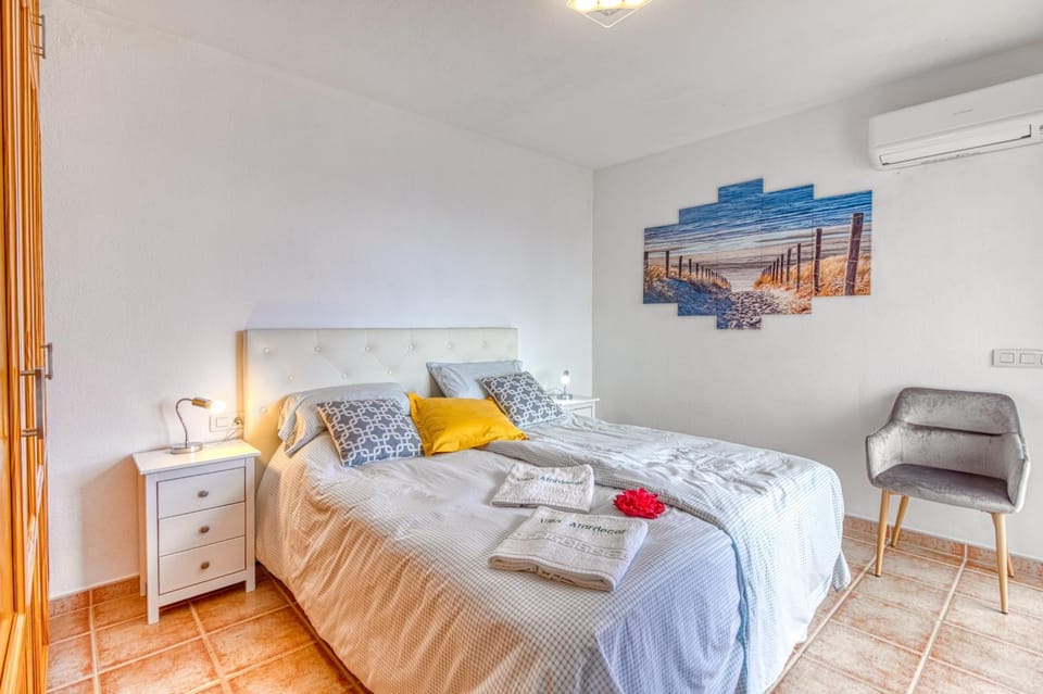 Bed, Photo of the whole room, Bedroom, towels, air conditioner