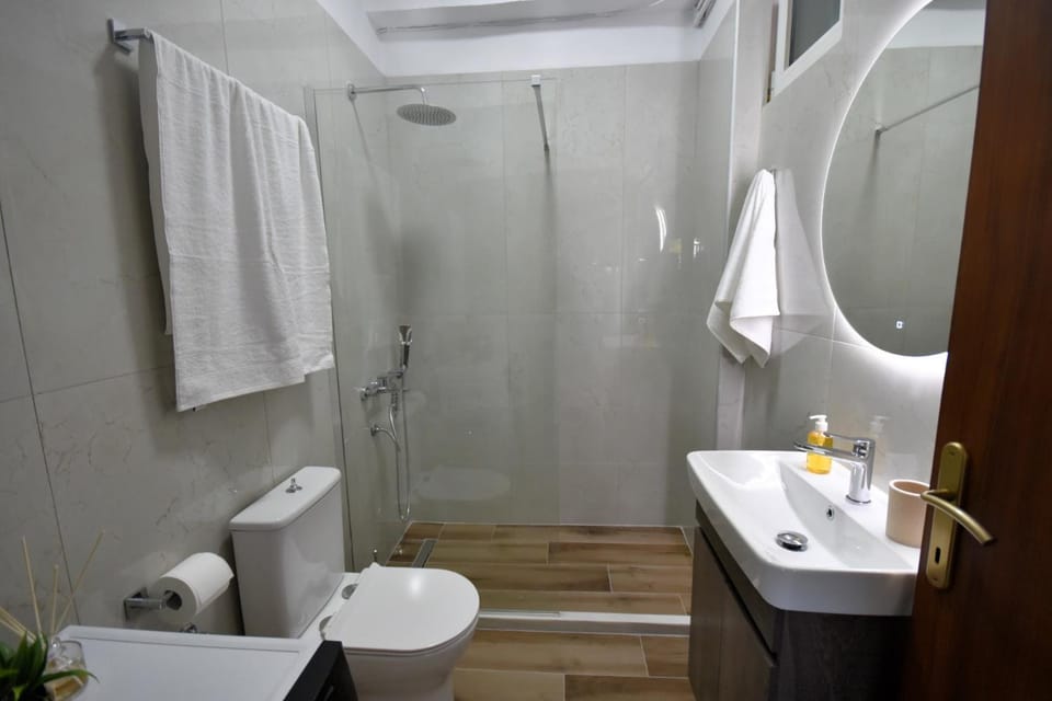 Shower, Toilet, Bathroom, towels