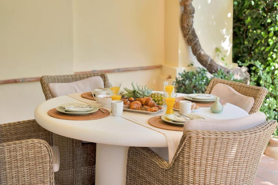Seating area, Continental breakfast