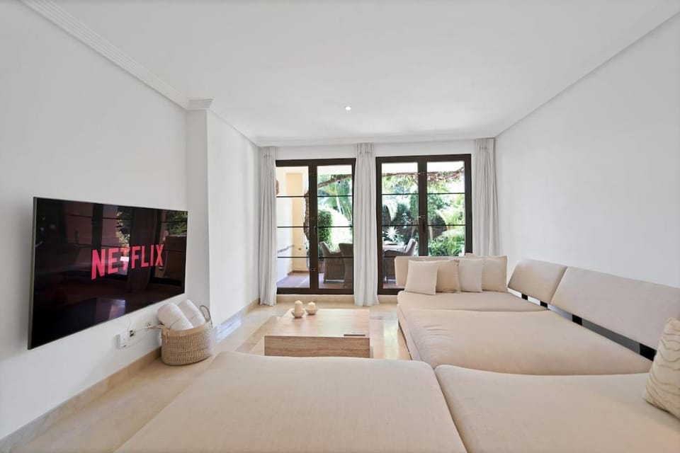 TV and multimedia, Living room, Seating area