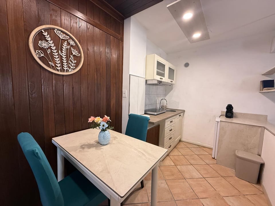 Kitchen or kitchenette, Dining area, stove