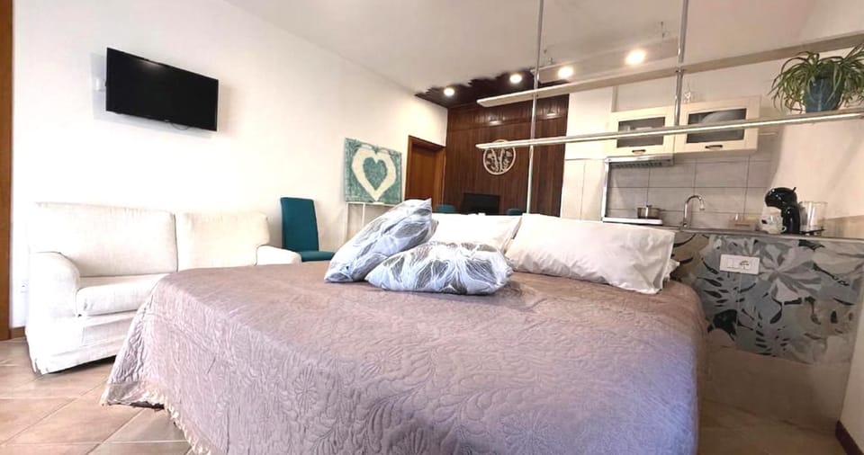 Bed, TV and multimedia, View (from property/room), View (from property/room), Bedroom