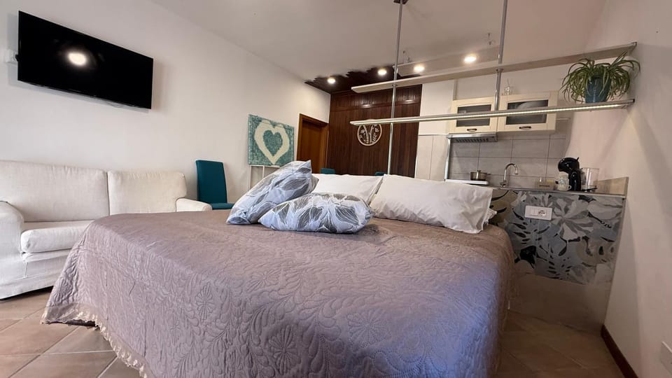 Bed, TV and multimedia, Photo of the whole room, Bedroom