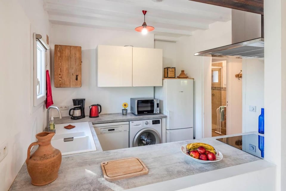 Coffee/tea facilities, dishwasher, microwave, stove, washing machine, kitchen