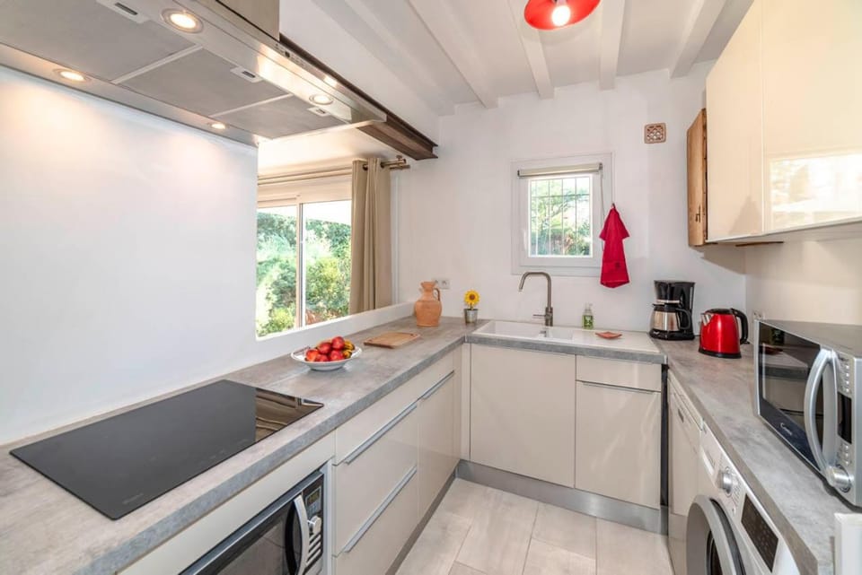 Communal kitchen, microwave, oven, stove, kitchen
