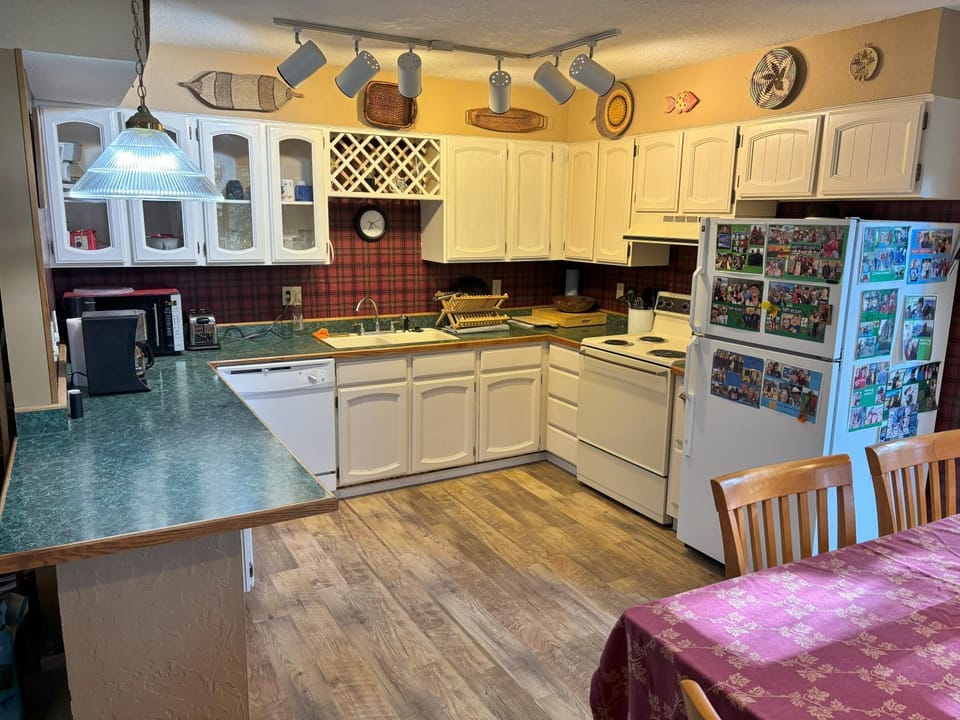 Kitchen or kitchenette, Dining area, oven, stove