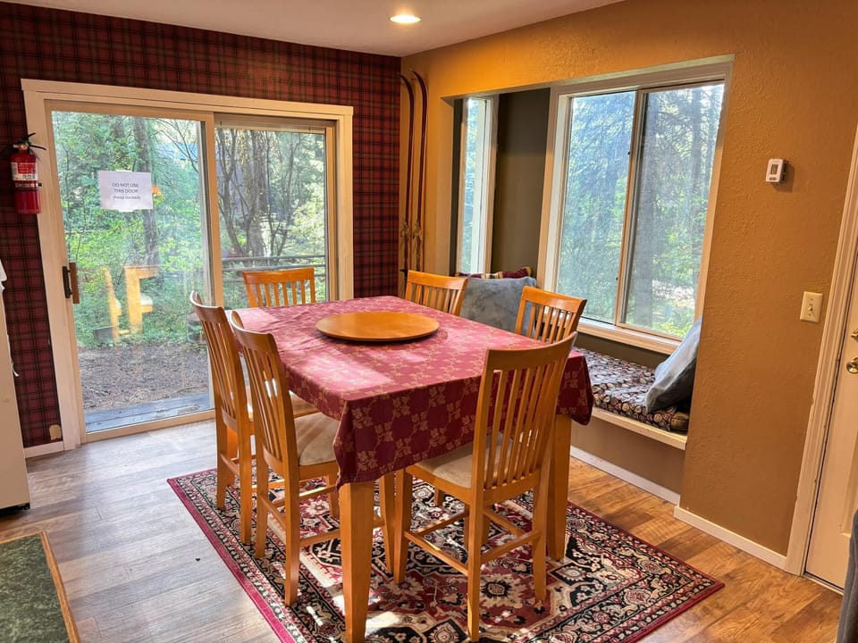 Seating area, Dining area