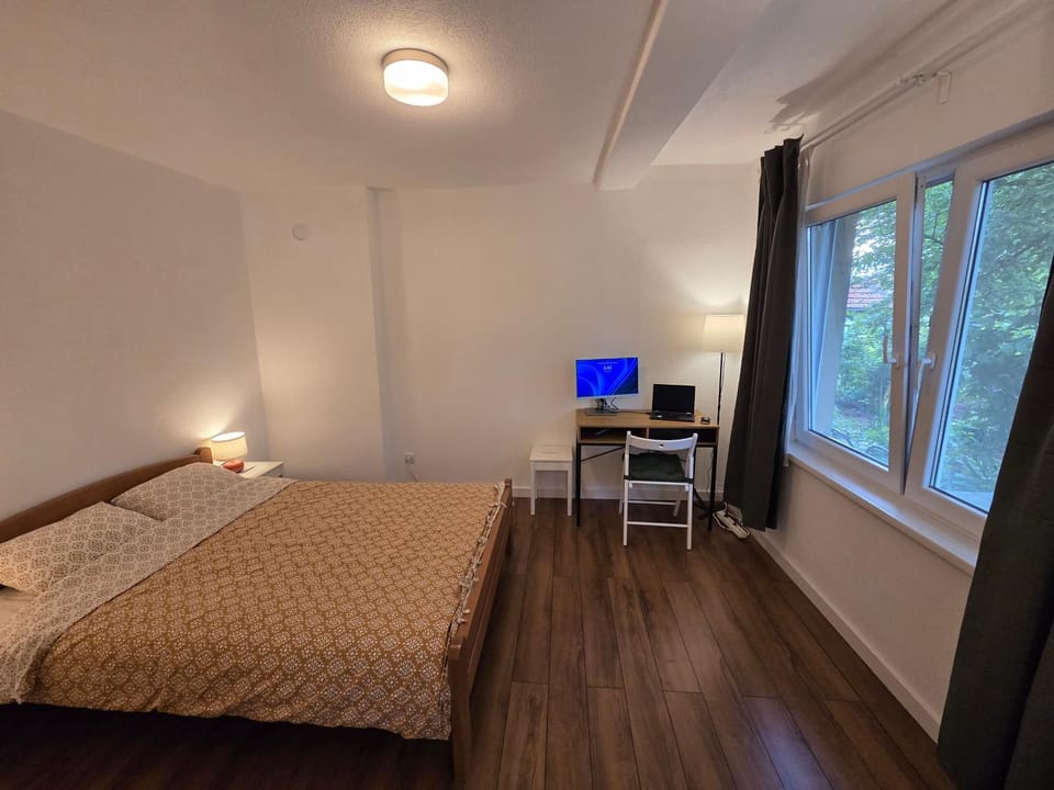Photo of the whole room, Bedroom