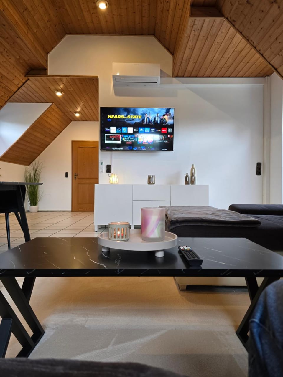 Communal lounge/ TV room, TV and multimedia, Living room, Seating area, Evening entertainment