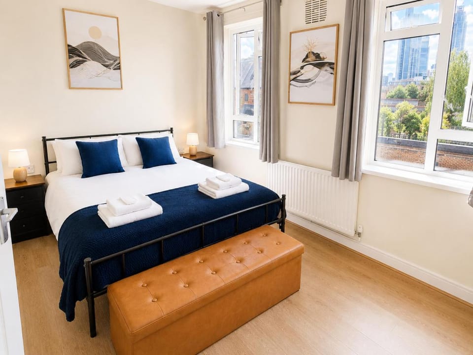 Bed, Bedroom, towels