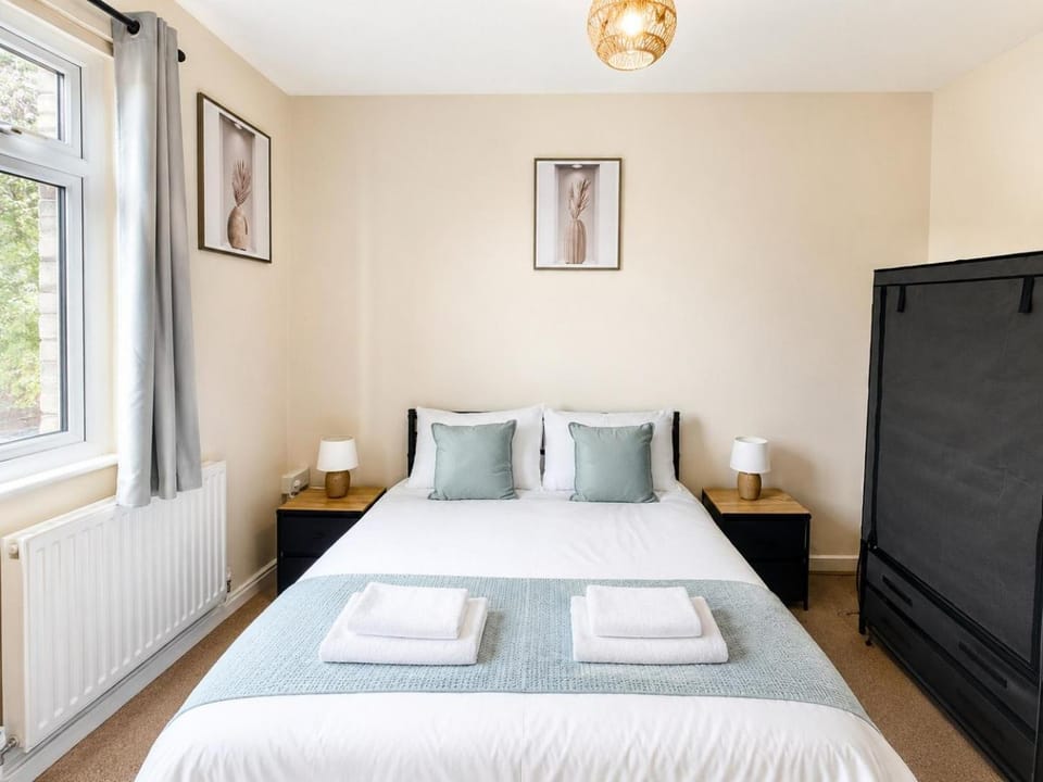 Bed, Bedroom, Garden view