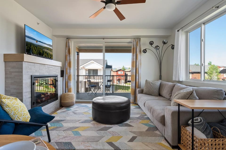 View (from property/room), Balcony/Terrace, Living room, Seating area, fireplace