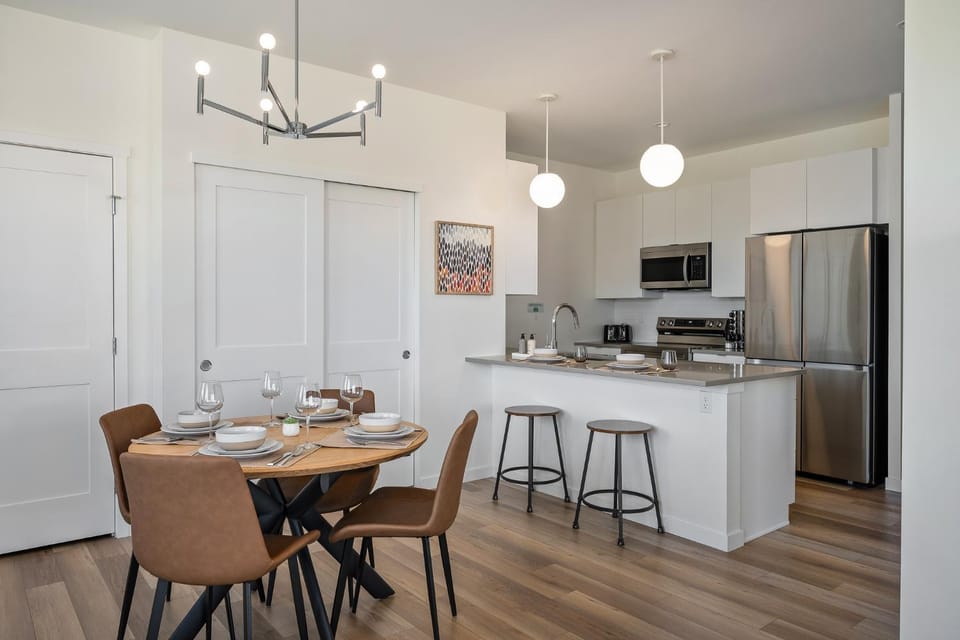 Kitchen or kitchenette, Dining area
