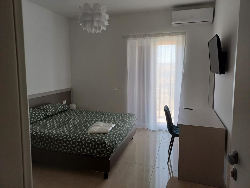 Bed, Photo of the whole room, towels, air conditioner