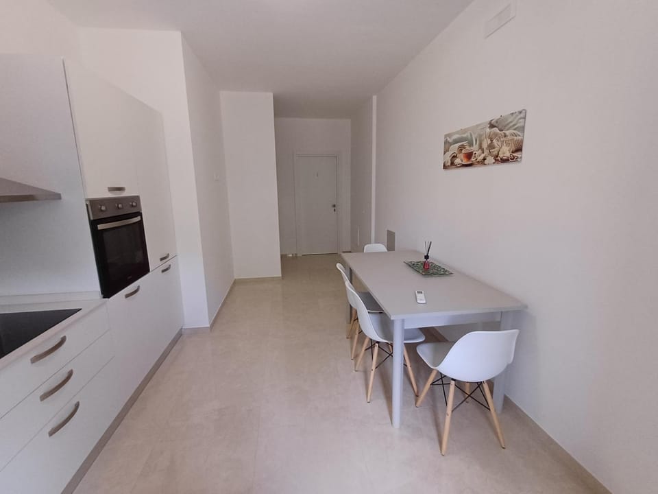 Dining area, stove, Internal: Not applicable to any particular room