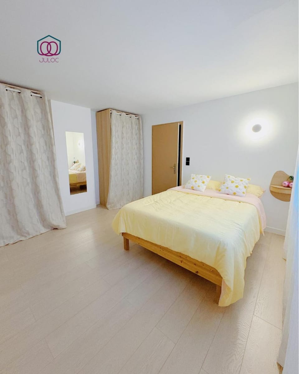 Bed, Photo of the whole room, wardrobe