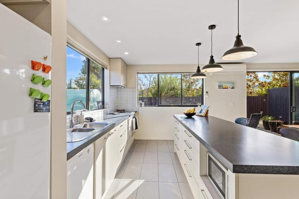 Kitchen or kitchenette, dishwasher, stove