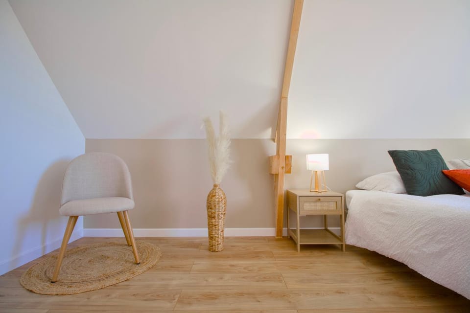 Bed, Photo of the whole room, Bedroom