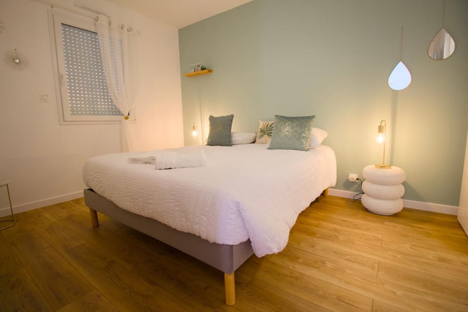 Bed, Photo of the whole room, Bedroom, towels
