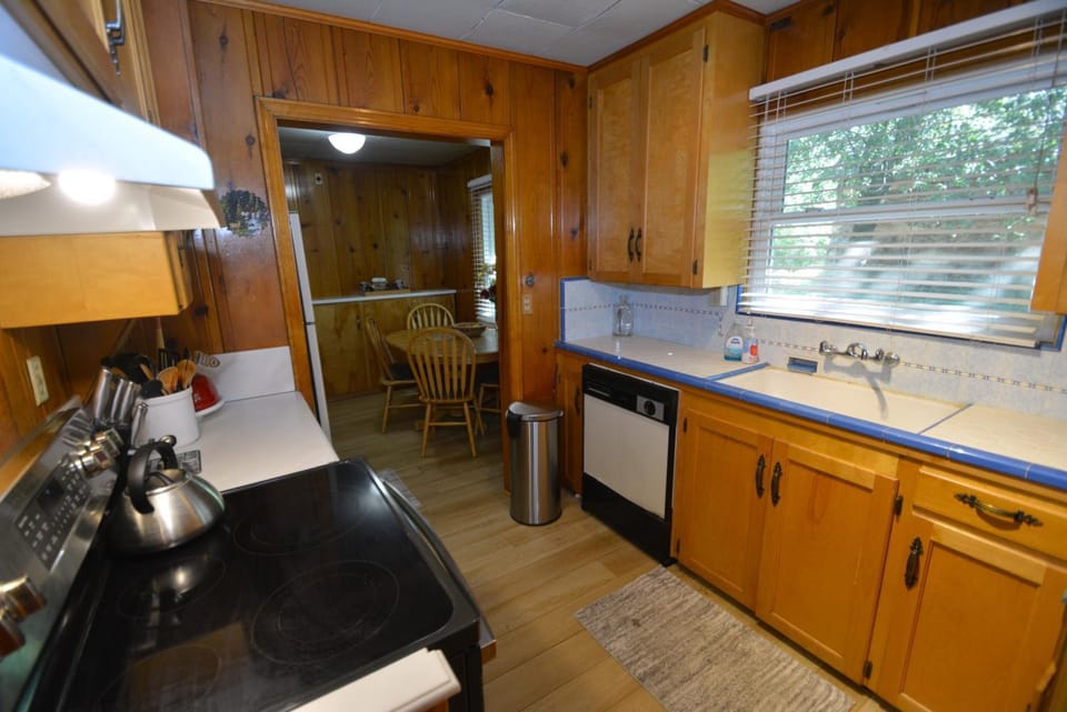 Lakeside Cabin Summer Special Cabin in Bass Lake