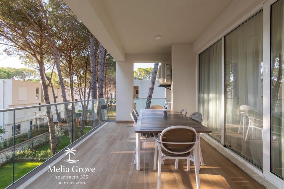 View (from property/room), Balcony/Terrace, Dining area, Garden view