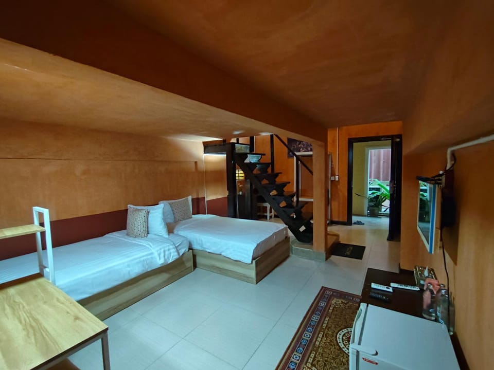 Bed, TV and multimedia, Seating area
