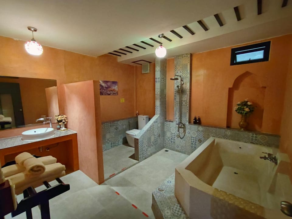 Shower, Hot Tub, Bathroom, Bath, towels