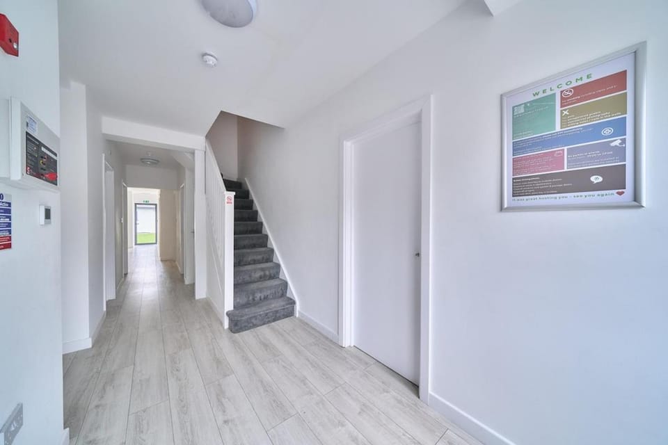 Spacious 7BR Contractor House in Harrow with Games Room, Fast WiFi & 3 Parking Apartment in Pinner