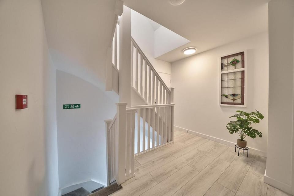 Spacious 7BR Contractor House in Harrow with Games Room, Fast WiFi & 3 Parking Apartment in Pinner