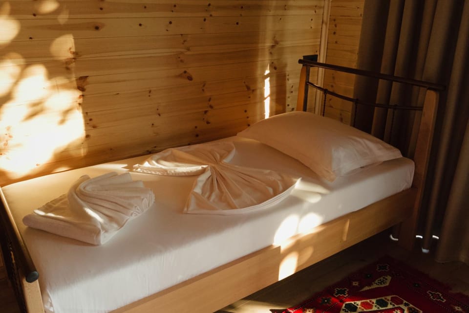 Bed, Bedroom, towels