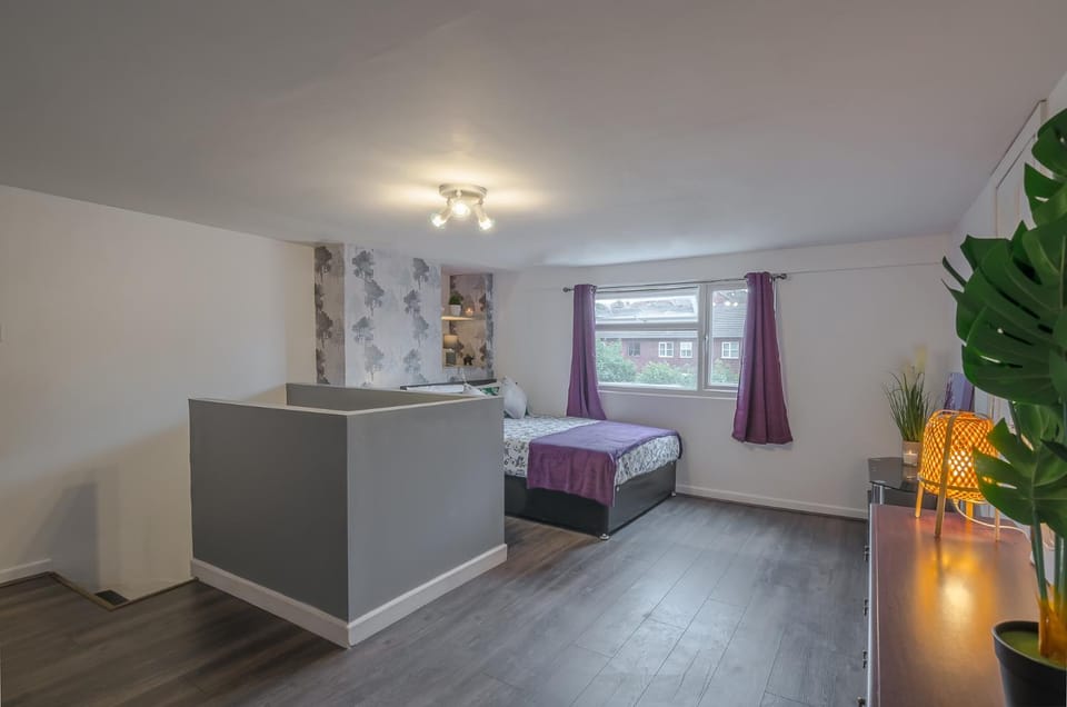 Ensuite Studio with Kitchenette Dudley DY2 Apartment in England