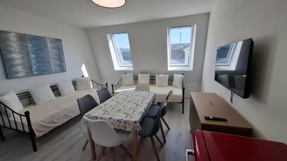 Communal lounge/ TV room, TV and multimedia, Living room, Seating area, Dining area, Evening entertainment