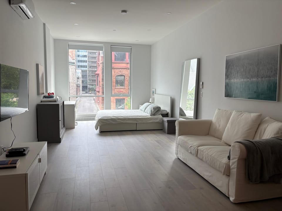Bed, TV and multimedia, Living room, Photo of the whole room, Seating area, Bedroom, air conditioner