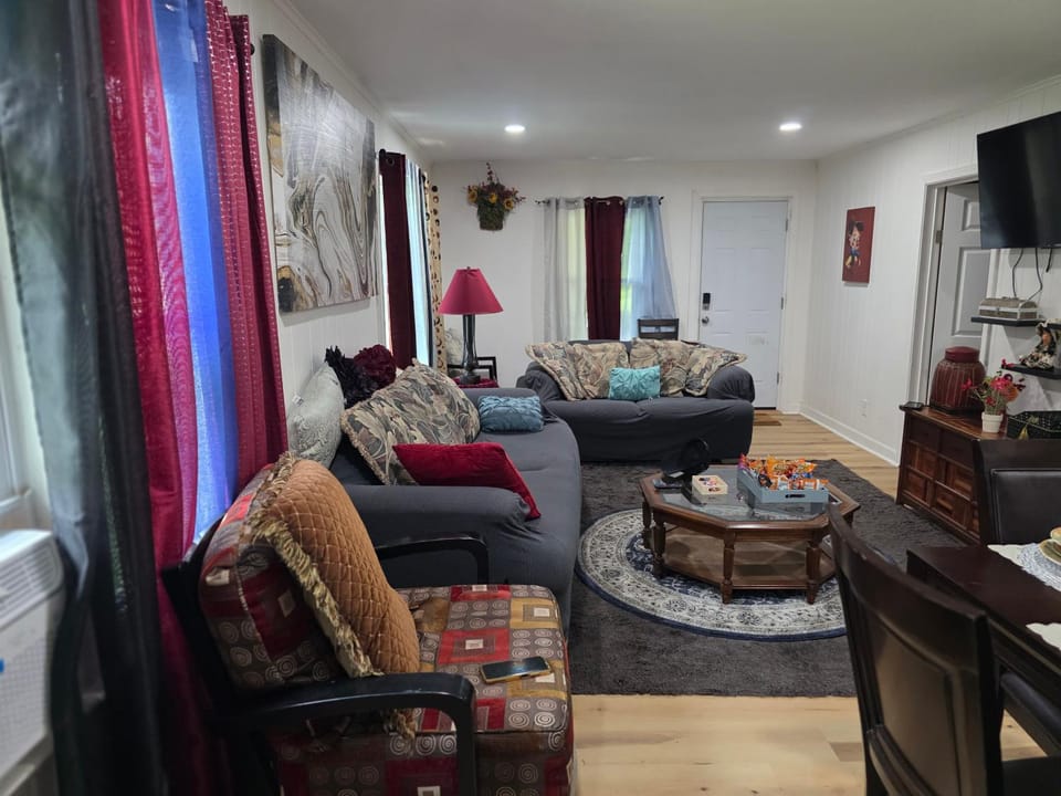 Charming 3 bedroom 2 bath home in Bloomfield with wishing well House in Connecticut