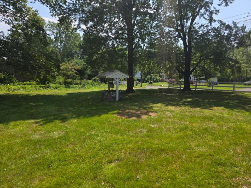 Charming 3 bedroom 2 bath home in Bloomfield with wishing well House in Connecticut
