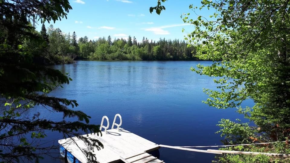 Le Grand Heron - Waterfront Cabin with Spa Cabin in Quebec City