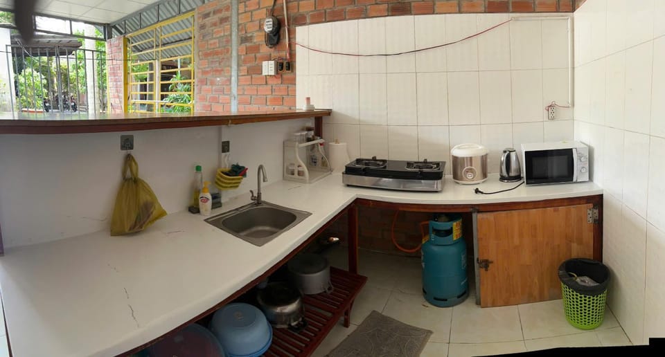 Kitchen or kitchenette, oven, stove, Internal: Not applicable to any particular room