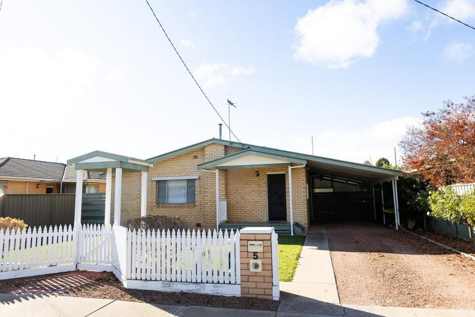 North Central Spacious Charmer House in Shepparton