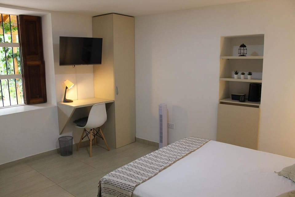 Bed, TV and multimedia, Photo of the whole room, Bedroom