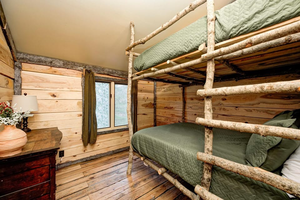Bedroom, bunk bed
