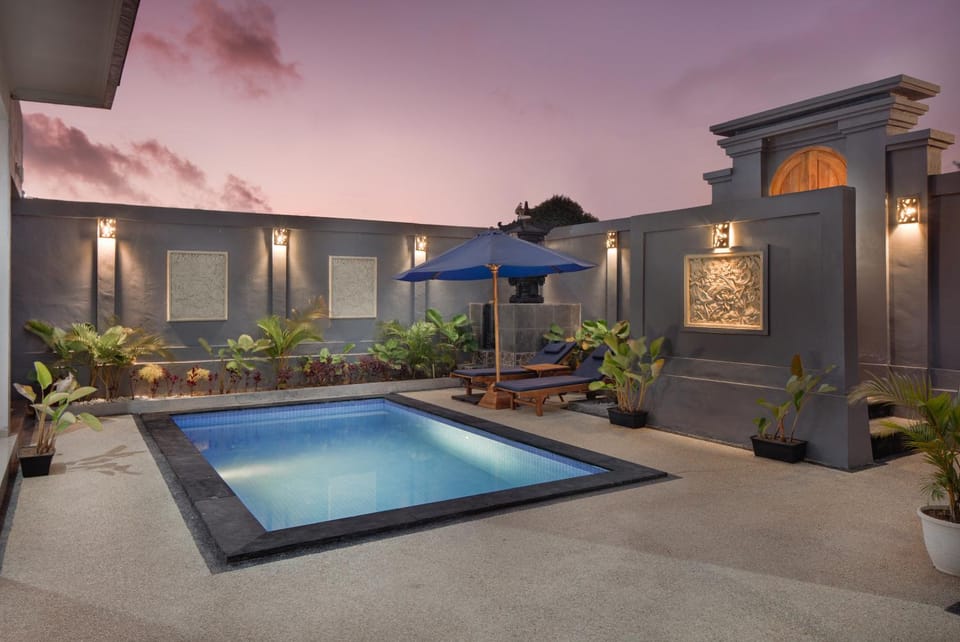 Property building, Patio, Night, Pool view, Swimming pool, Swimming pool, sunbed