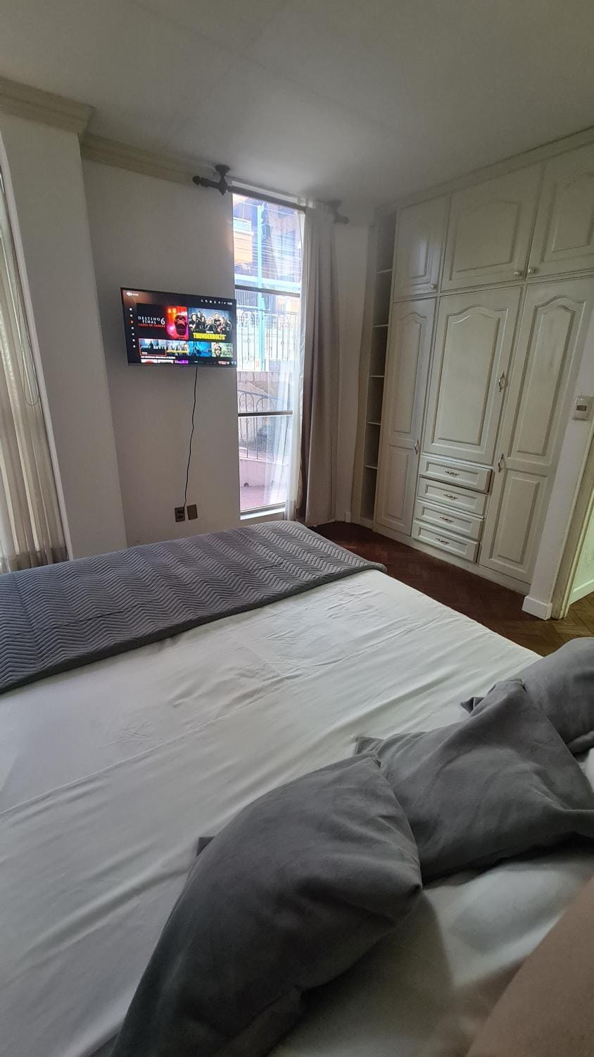 Bed, TV and multimedia, Photo of the whole room, Bedroom