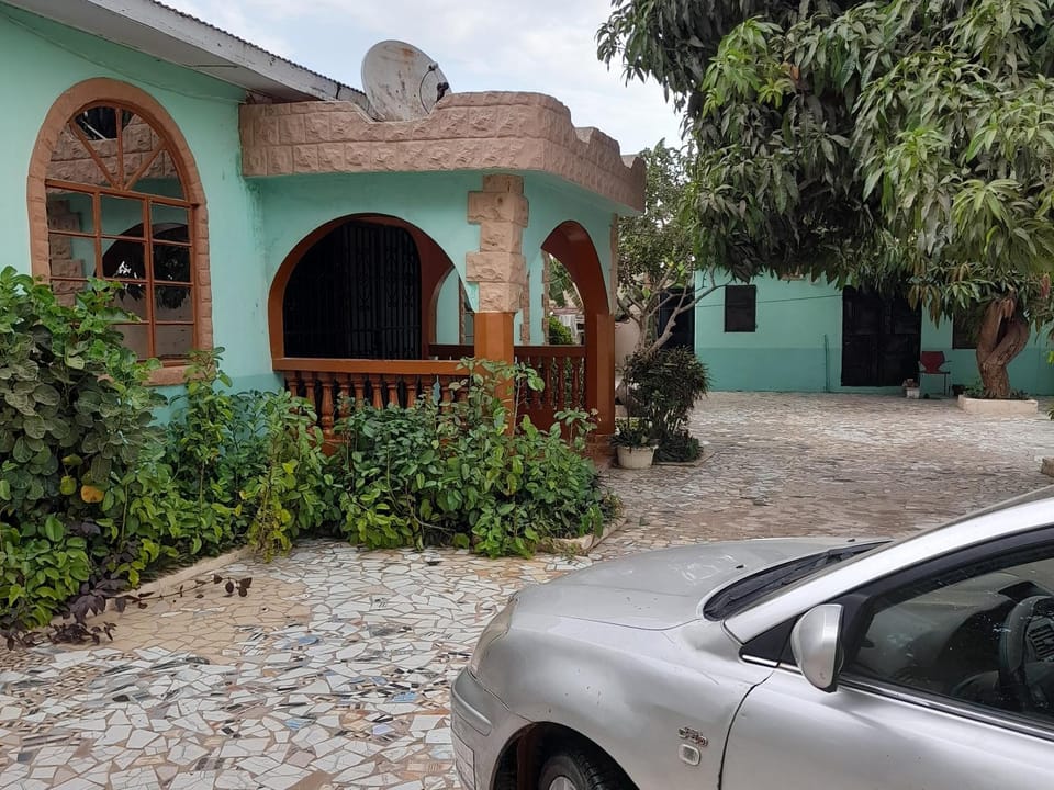 Afonta's Greenhouse Retreat is a fully furnished entire four-bedroom bungalow offering complete privacy and comfort-Guests enjoy exclusive use of the whole property with no sharing with other guests-Ideal for families, groups, professionals, andlong stays Apartment in Senegal