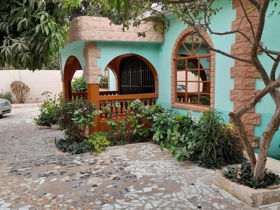 Afonta's Greenhouse Retreat is a fully furnished entire four-bedroom bungalow offering complete privacy and comfort-Guests enjoy exclusive use of the whole property with no sharing with other guests-Ideal for families, groups, professionals, andlong stays Apartment in Senegal