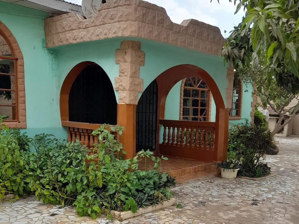 Afonta's Greenhouse Retreat is a fully furnished entire four-bedroom bungalow offering complete privacy and comfort-Guests enjoy exclusive use of the whole property with no sharing with other guests-Ideal for families, groups, professionals, andlong stays Apartment in Senegal