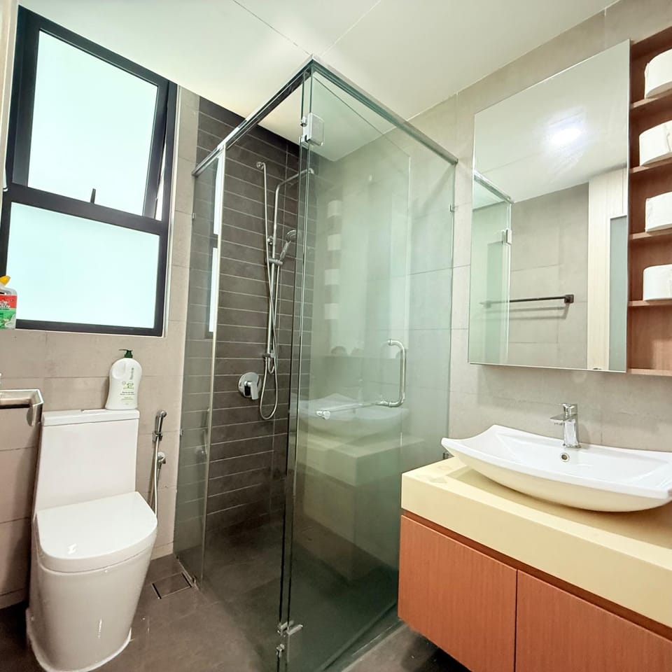 Shower, Toilet, Bathroom, towels