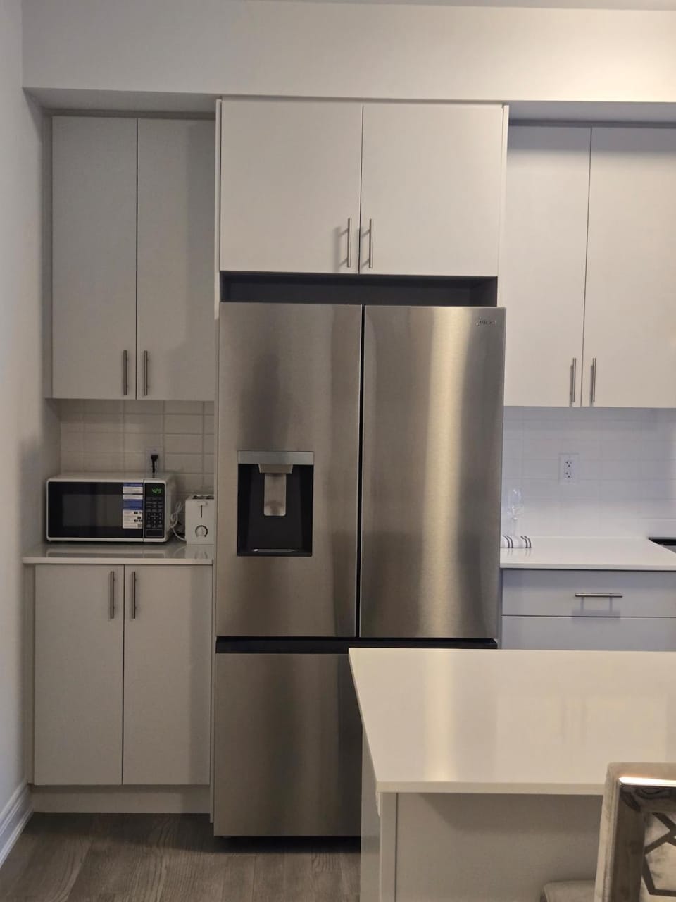 Modern 4 Bedroom Home -Oakville Apartment in Burlington
